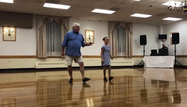 Niña de 10 años y su abuelo de 72 conquistaron los corazones de todos con su amor por el baile. (Crédito: Jaime Casey Jones en YouTube)