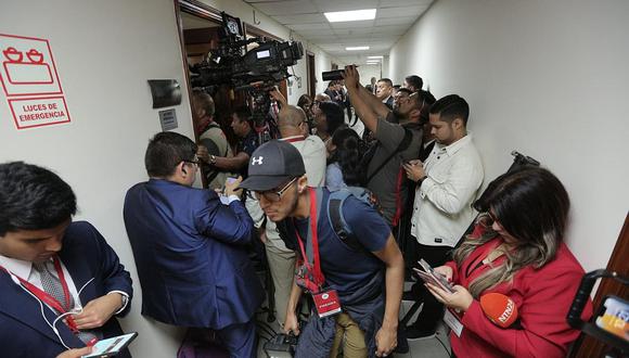Periodistas de diversos medios de comunicación tratando de cubrir a Patricia Benavides declarando en Comisión de Fiscalización. (Foto: Anthony Niño de Guzmán / GEC)