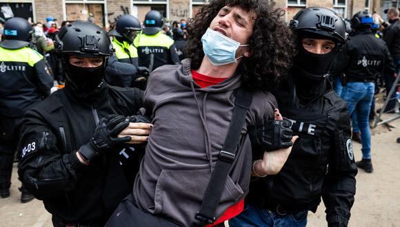 Agentes de policía arrestan a un manifestante en el recinto Binnengasthuis de la Universidad de Amsterdam (UvA), Amsterdam, países Bajos, 08 de mayo de 2024. EFE/EPA/RAMON VAN FLYMEN