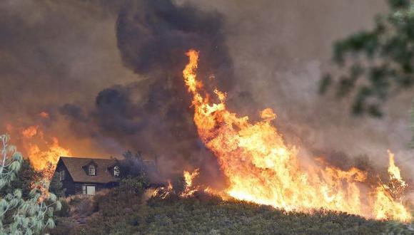 Facebook: California sigue luchando contra voraces incendios