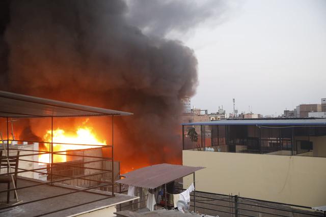 Un incendio de grandes proporciones se registra en un almacén de Mesa Redonda. (Fotos: José Rojas / GEC)