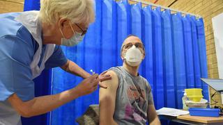 Reino Unido recomienda no vacunar contra el coronavirus a alérgicos severos tras reacción en dos personas 