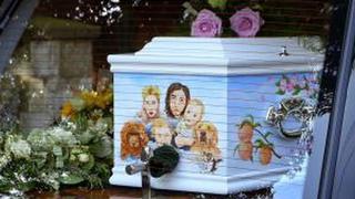 Celebridades organizan su propio funeral en reality
