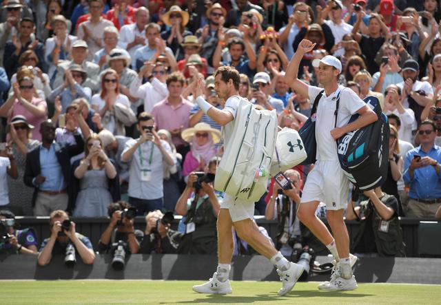 Andy Murray y Sam Querrey despidiéndose del público. (Foto: AFP/Reuters/AP)