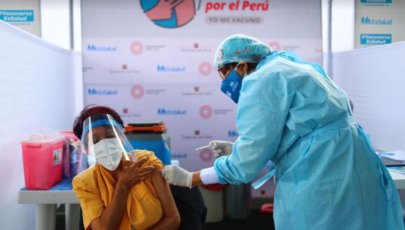 Este miércoles 27 de octubre comenzó la aplicación de tercera dosis de vacuna contra el COVID-19 a las personas mayores de 65 años, según informó Hernando Cevallos, ministro de Salud | Foto: Archivo / El Comercio