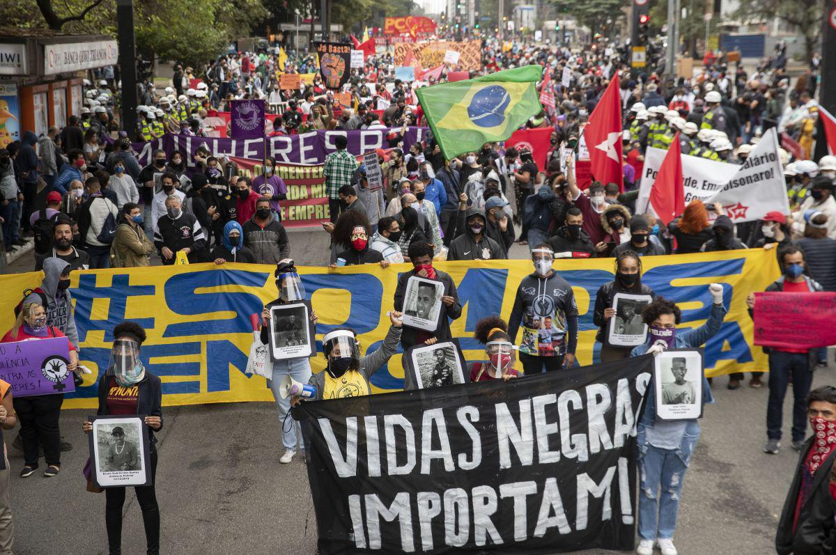 Los manifestantes marchan con una pancarta que dice en portugués "Black Lives Matter" durante una protesta contra el racismo y el presidente brasileño Jair Bolsonaro en Sao Paulo. (AP/Andre Penner).