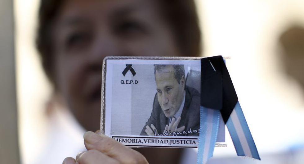 Mujer sostiene foto del desaparecido fiscal argentino Alberto Nisman. (Foto: EFE)