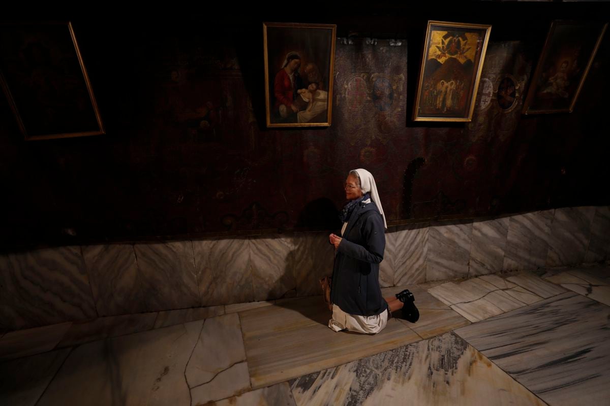 A nun prays in the Grotto of the Church of the Nativity the day before Christmas, in Bethlehem, West Bank, on December 23, 2022. (Photo by EFE/EPA/ATEF SAFADI)