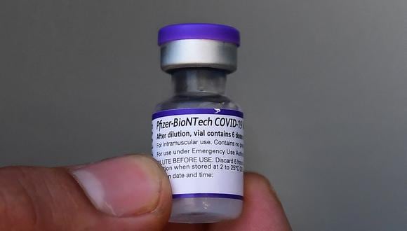 A 5-dose vial of the Pfizer Covid-19 vaccine is displayed at a mobile clinic hosted by McDonald's and the California Department of the Public Health on September 21, 2021 in Los Angeles, California. - California leads the nation with the lowest rate of Covid-19 transmission as unvaccinated people continue to be more likely infected and hospitalized than those vaccinated. (Photo by Frederic J. BROWN / AFP)