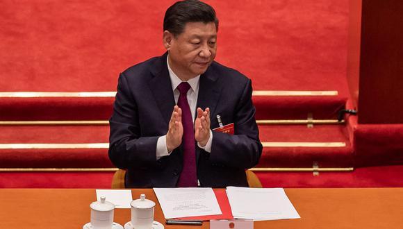 El presidente de China, Xi Jinping, aplaude después de que se anunciara el resultado de la votación sobre los cambios en el sistema electoral de Hong Kong durante la sesión de clausura del Congreso Nacional del Pueblo (APN). (Foto de NICOLAS ASFOURI / AFP).