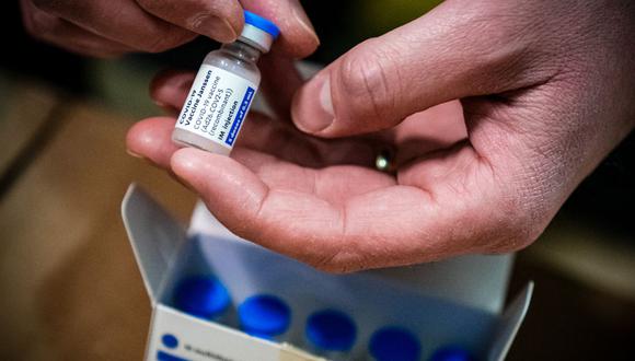 Johnson & Johnson retrasa entrega de vacunas a Europa tras la “pausa” recomendada por reguladores de Estados Unidos. (Foto: ROB ENGELAAR / ANP / AFP).