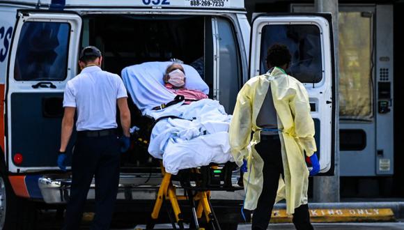 Los médicos transfieren a un paciente en una camilla desde una ambulancia fuera de Emergencias en el Hospital Coral Gables, donde los pacientes con coronavirus son tratados en Coral Gables cerca de Miami. (Foto: CHANDAN KHANNA / AFP).