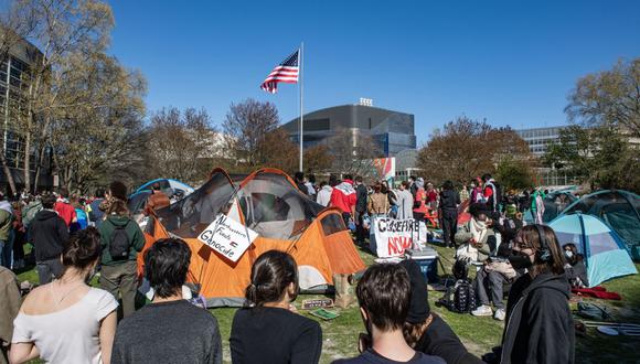 La policía arrestó a unas 275 personas en cuatro campus el fin de semana en Estados Unidos. (Photo by Joseph Prezioso / AFP)