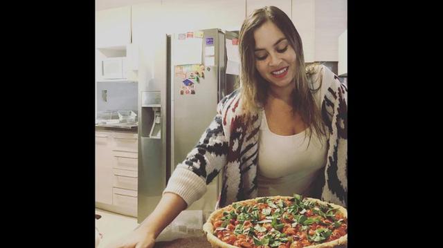 Ethel Pozo preparando un pizza. (Foto: Instagram)