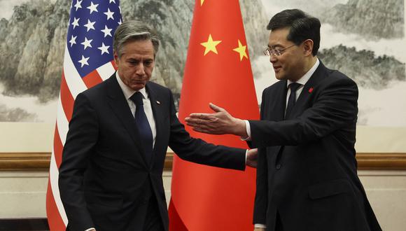 El secretario de Estado de EE.UU., Antony Blinken, y el ministro de Relaciones Exteriores de China, Qin Gang, se saludan antes de una reunión en la Casa de Huéspedes Estatal Diaoyutai en Beijing el 18 de junio de 2023. (Foto de LEAH MILLIS / POOL / AFP)