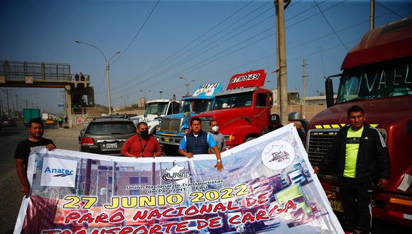 Exteriores del terminal portuario en el Callao, donde transportistas acatan paro haciendo un plantón con pancartas. (Foto: Alessandro Currarino / GEC)