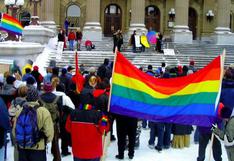 Gobernadora de Arizona veta ley que limita derechos de homosexuales