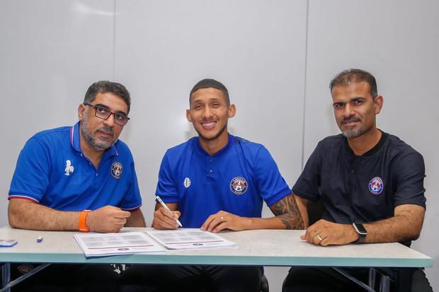 Christofer Gonzales firmó su contrato con Al Adalah. (Foto: Al Adalah)