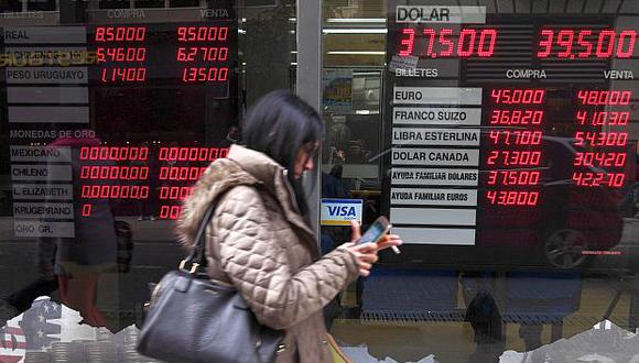 En la plaza informal, el dólar cotizaba hoy a 35.75 pesos argentinos.(Foto: Reuters)