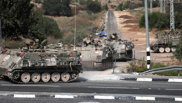 Soldados israelíes a bordo de vehículos blindados de transporte de personal (APC) patrullando en una carretera principal cerca de la ciudad de Kiryat Shmona, cerca de la frontera entre Israel y el Líbano, Israel. EFE/EPA/ATEF SAFADI