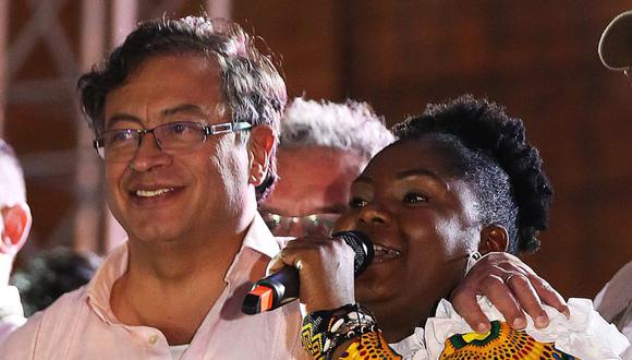 El candidato presidencial colombiano de izquierda Gustavo Petro escucha a su fórmula vicepresidencial Francia Márquez mientras pronuncia un discurso durante un mitin de campaña en Cali, Colombia.