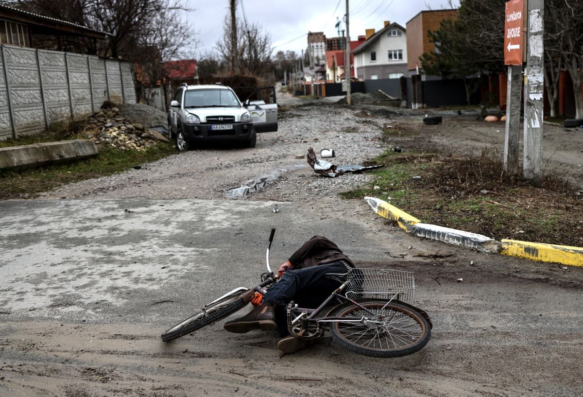 A corpse lies on the ground in a street in Bucha, northwest of kyiv.  (RONALDO SCHEMIDT / AFP).