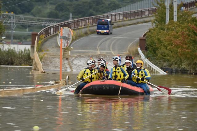 A través del agua y al borde de una balsa inflable, rescatistas continúan con la búsqueda. (Foto: AFP)