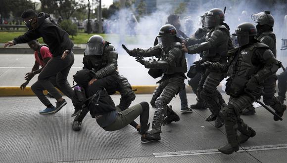 La policía de Colombia reprime una manifestación en Bogotá. (AP Photo/Ivan Valencia).