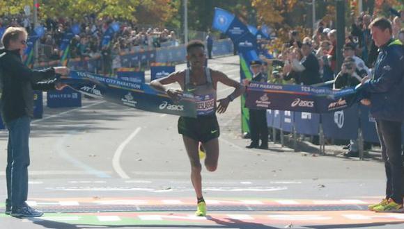 Ghirmay Ghebreslassie, cuarto en los Juegos Ol&iacute;mpicos de R&iacute;o 2016, gan&oacute; el primer marat&oacute;n de Nueva York en el que compite, con un tiempo de 2h07:51. (Foto: @NYCMarathon)