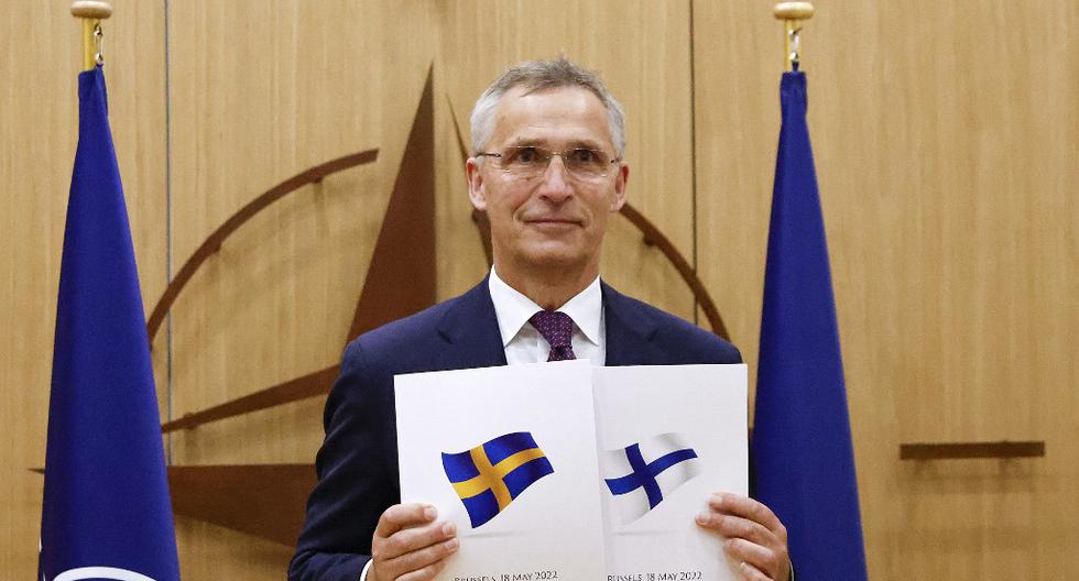 El secretario general de la OTAN, Jens Stoltenberg, muestra la solicitud oficial presentada por los gobiernos de Suecia y Finlandia para pertenecer a la alianza transatlántica.