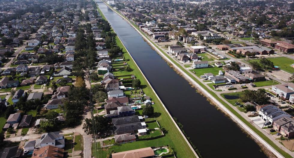 Una imagen aérea muestra el 17th Street Canal Floodwall, el canal de drenaje más grande e importante de Nueva Orleans, Louisiana, el 31 de agosto de 2021 después del paso del huracán Ida. (PATRICK T. FALLON / AFP).