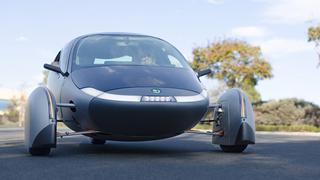 El auto solar de tres ruedas ya está casi listo y podrá ser recargado en estaciones de Tesla