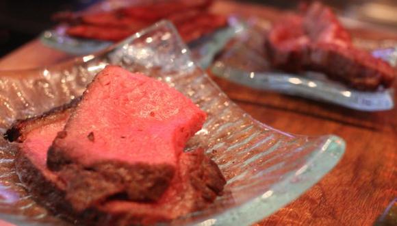 Consumo de carne roja aceleraría la menstruación en las niñas