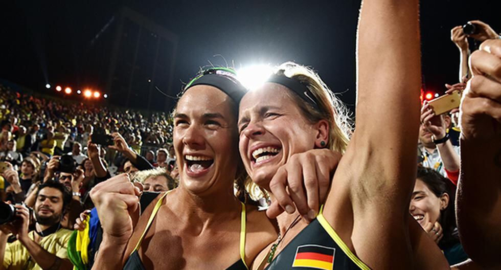 La pareja de vóley playa de Brasil no pudo defender la casa en Río 2016 y Alemania se quedó con la medalla de oro ¿Sigue la maldición? ¿Se repetirá en el fútbol? (Foto: AFP)