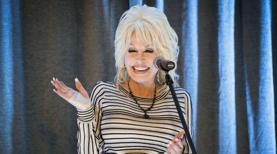 Dolly Parton, estrella de la música country, anunció que la plataforma digital Netflix emitirá en 2019 una serie basada en sus canciones. (Foto: Agencia)