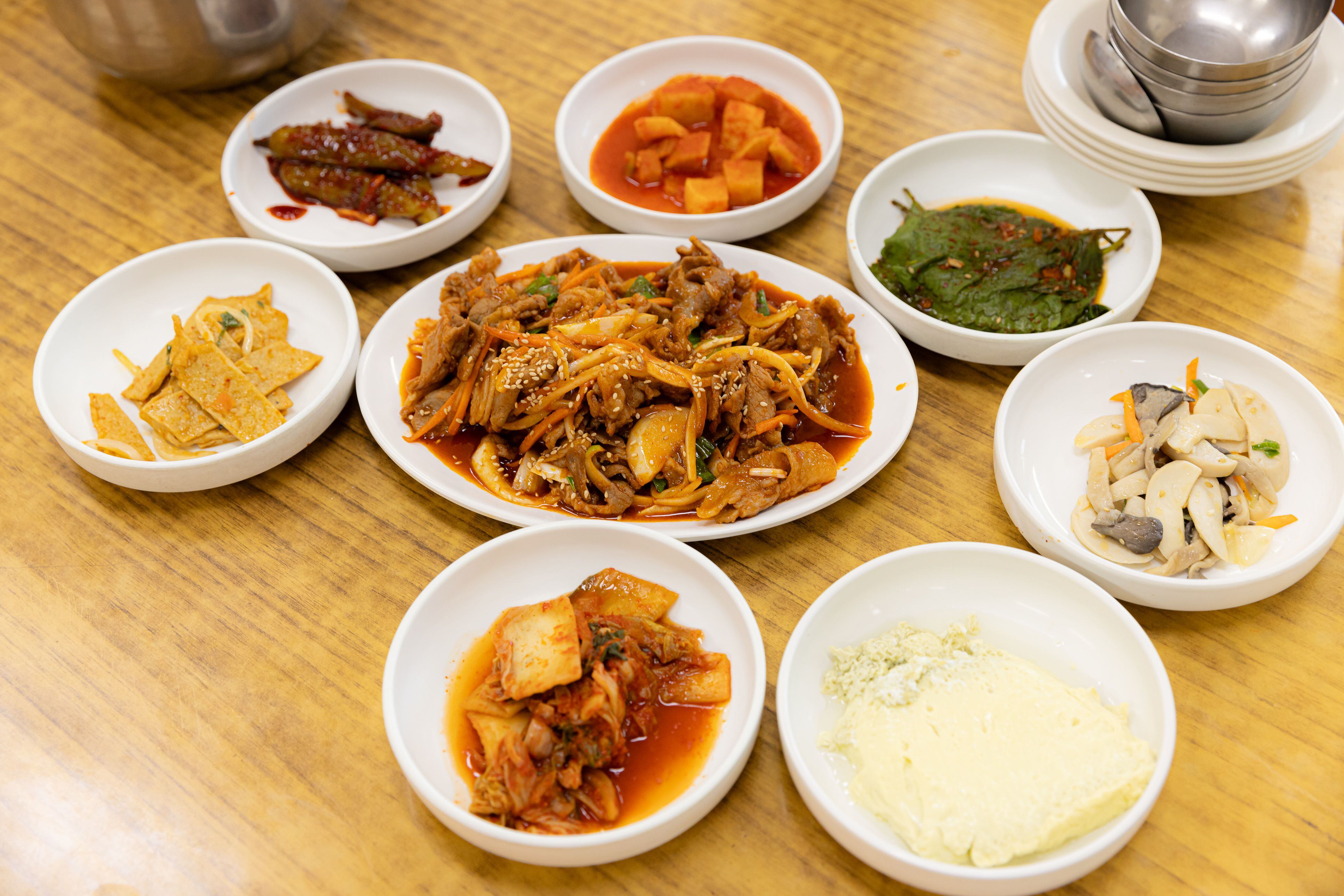The Villa's restaurant offers typical local food.  (Photo: Korean Culture and Information Service -KOCIS)