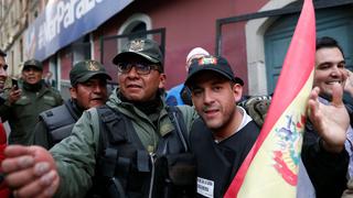 Bolivia: opositor Camacho entrega carta de renuncia de Morales en palacio de Gobierno