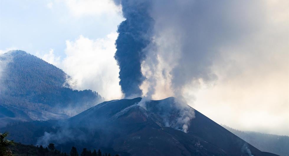 El volcán de La Palma en una imagen del 12 de diciembre del 2021. (EFE/Miguel Calero).