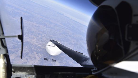 Un piloto de la Fuerza Aérea mientras mira hacia abajo al presunto globo de vigilancia chino mientras sobrevolaba el 3 de febrero los Estados Unidos continentales centrales. (Foto de Departamento Defensa de EE.UU. / EFE)