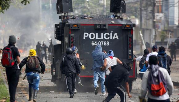 Manifestantes arrojan piedras a un vehículo policial durante una protesta contra el gobierno en Popayán, Cauca, Colombia, el 14 de mayo de 2021.
(Julián MORENO / AFP).