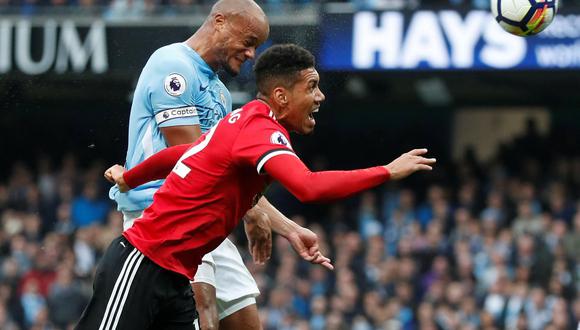 Vincent Kompany, capitán del Manchester City, se encargó de adelantar a los suyos con un soberbio testarazo que venció la imbatibilidad del golero del Manchester United. (Foto: AFP)