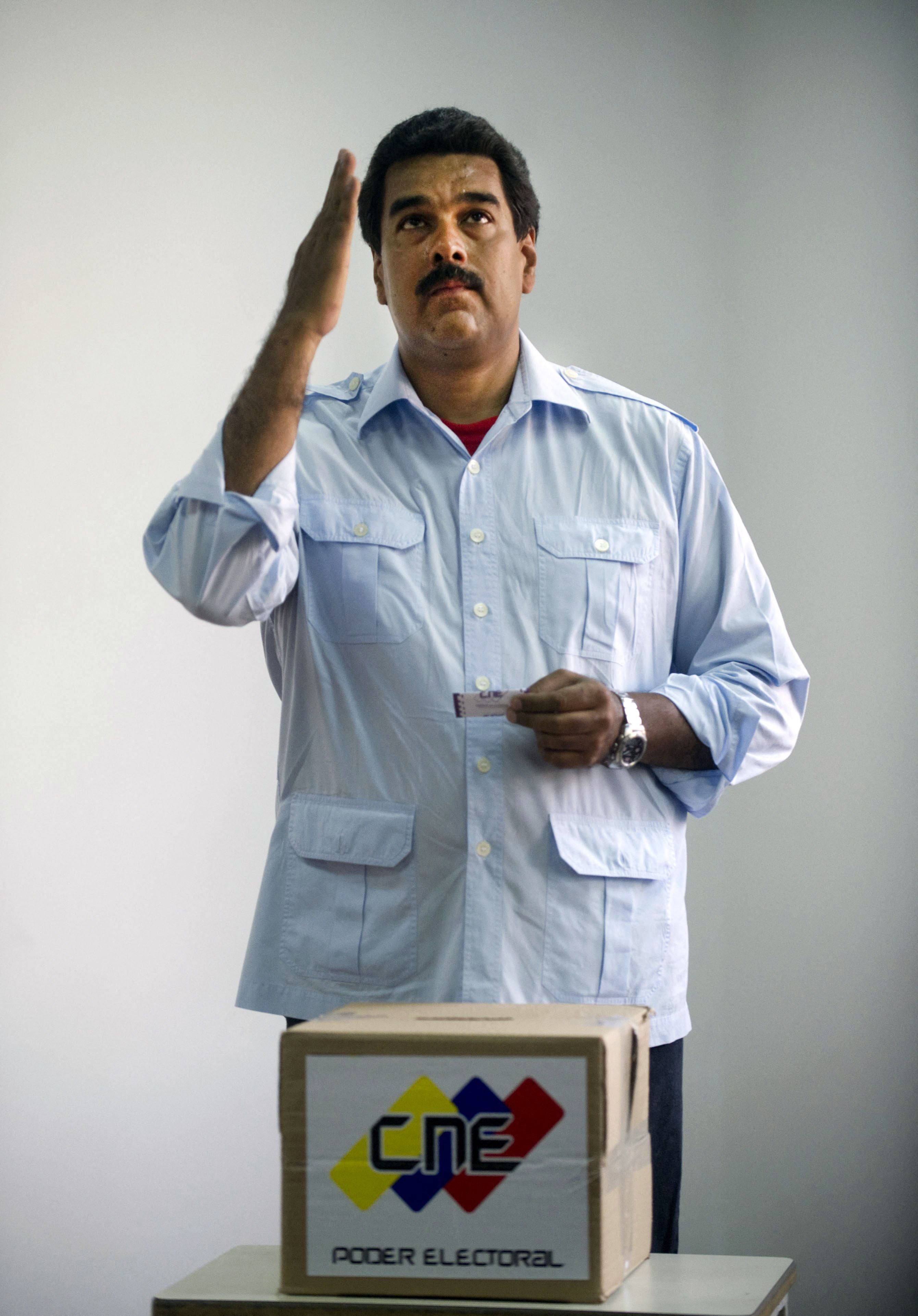 Nicolás Maduro gestures while voting in Caracas, on April 14, 2013. (Photo: AFP).