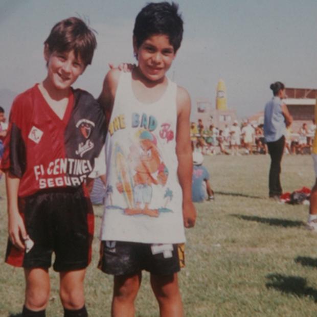 Lionel Messi junto a Kevin Méndez en la antigua cancha del Cantolao. (Foto; Archivo Kevin Méndez).