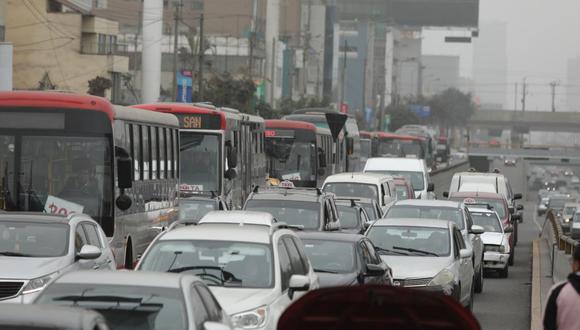 De acuerdo con la disposición de la Municipalidad Metropolitana de Lima (MML), ‘pico y placa’ se ejecuta de lunes a jueves, de 6:30 a.m. a 10:00 a.m. y de 5:00 p.m. a 9:00 p.m. No hay restricción los viernes, sábados, domingos ni feriados. (GEC)