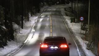 Postes inteligentes de Noruega iluminan al detectar autos