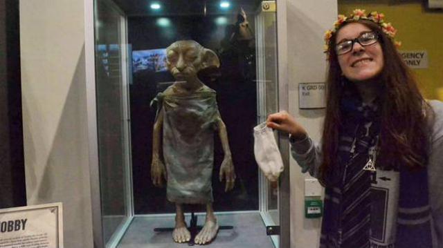 Fans de Harry Potter dejan medias en estatua de Dobby - 1