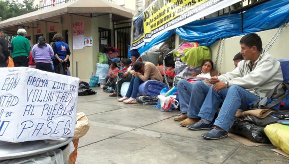 Según los manifestantes, unas 70 personas han viajado desde Pasco para protestar en la capital. (Foto: Luis García Bendezú)