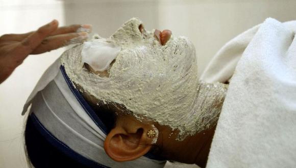 Los tratamientos faciales y blanqueadores frecuentemente se conocen como "limpieza" de color. (Foto: AFP)