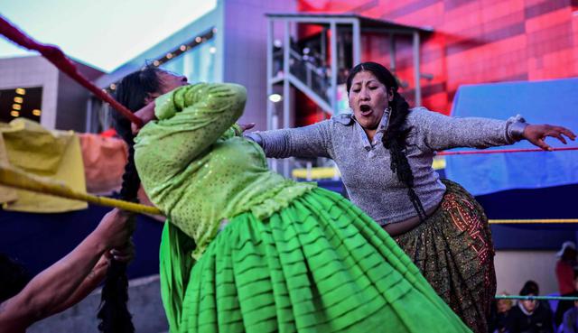 Las luchadoras vuelven al cuadrilátero del club Tiburones del Ring tras la suspensión de dos semanas de espectáculo por protestas en El Alto. (Foto: AFP)
