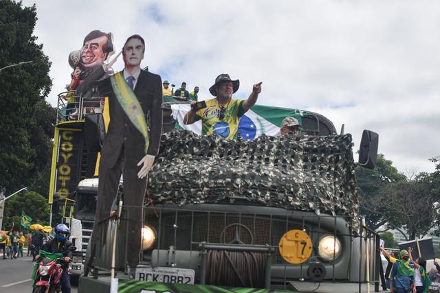 Defensores del presidente brasileño Jair Bolsonaro, realizan un acto de protesta en la capital federal Brasilia (Brasil).  (EFE/Andre Borges).